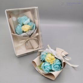   Szappanrózsa csokor világos díszdobozban - Babakék sárga