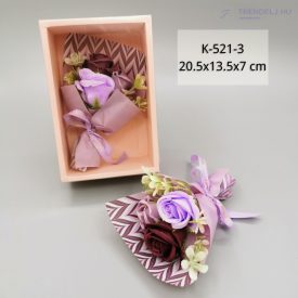   Vörös, lila, csíkos csomagolású Szappanrózsa Csokor díszdobozban