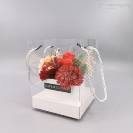  Vörös színű Szappanvirág csokor átlátszó díszdobozban