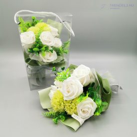   Zöld és fehér szappanrózsa csokor átlátszó díszdobozban