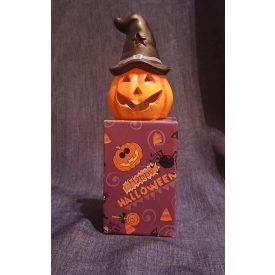 Halloween dekoráció tök kalappal, LED világítással