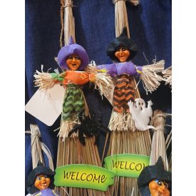 Halloween seprűs ajtódísz 35 cm