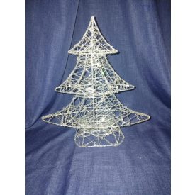 Ezüst karácsonyfa meleg fehér fényekkel