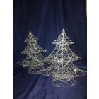 Ezüst karácsonyfa meleg fehér fényekkel