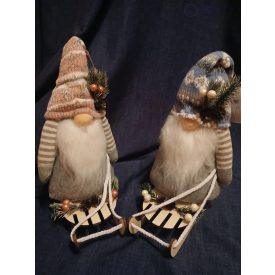 Plüss manó szánkon 37 cm